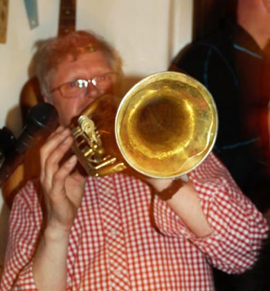 Peter spielt den Marsch01