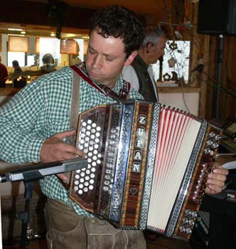 Franz der Belgier auf seiner Harmonika1